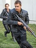  photo Shailene-Woodley-Theo-James.jpg